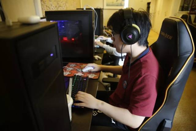 传奇杯 S2： FunPlus Phoenix 的三大核心持续施压，而 Wx 的 Ashe 独自挣扎； Doinb 的团队取得了他们的首场胜利。