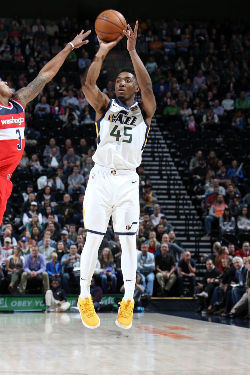 [NBA]东契奇借挡拆突破 招牌歪身骑马射箭