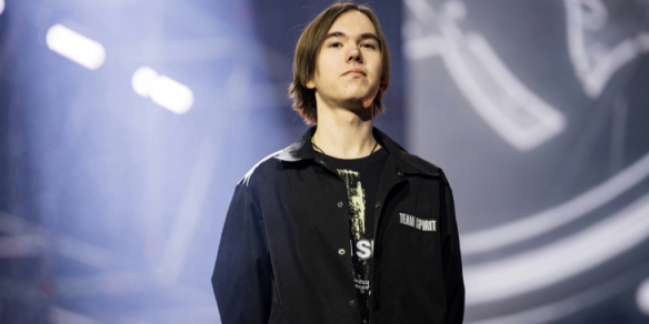 TES官博发布拍摄返图：上中野下带二队弟弟加班